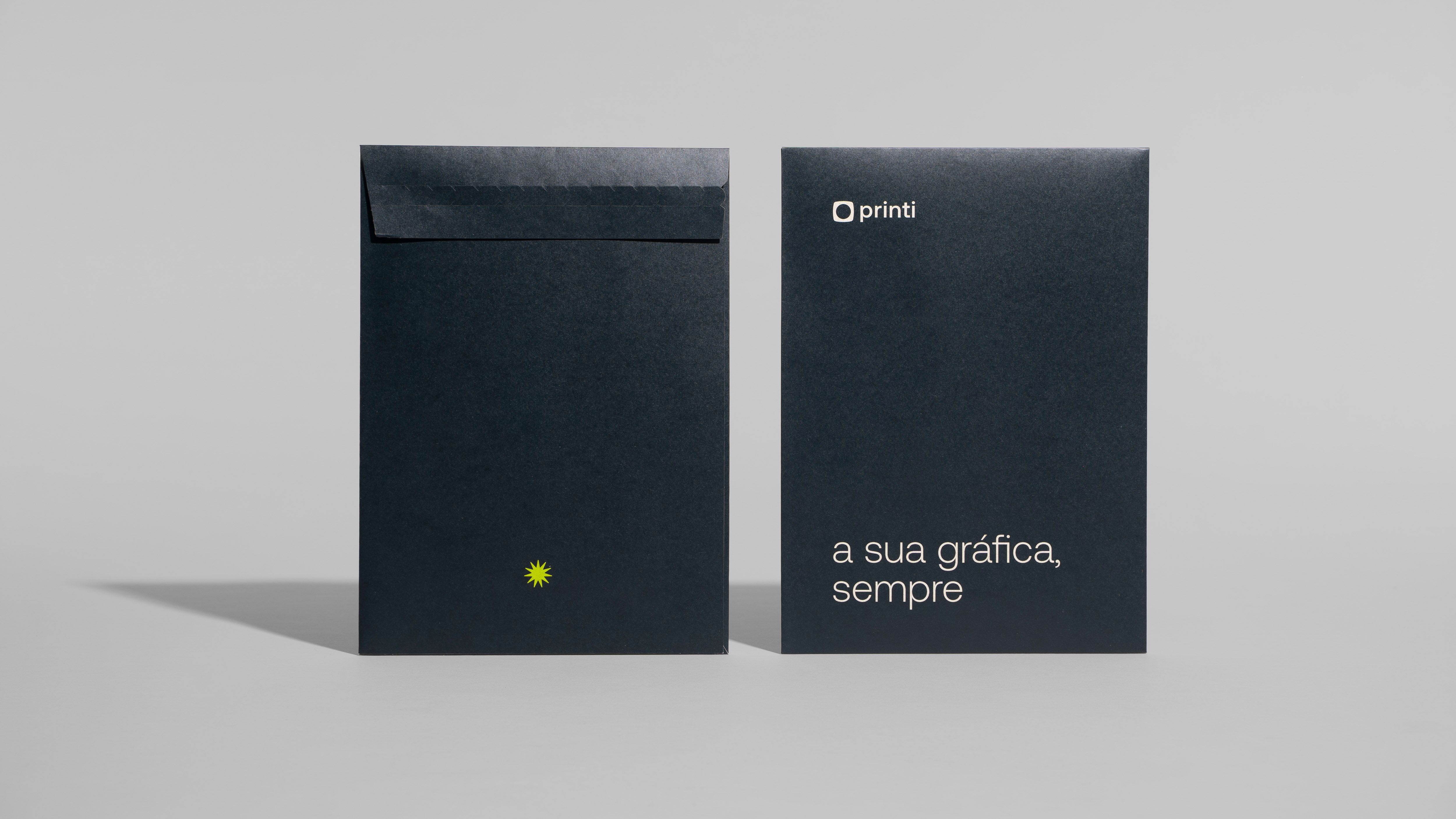 Duas pastas de carregar documentos na cor preta, uma ao lado da outra