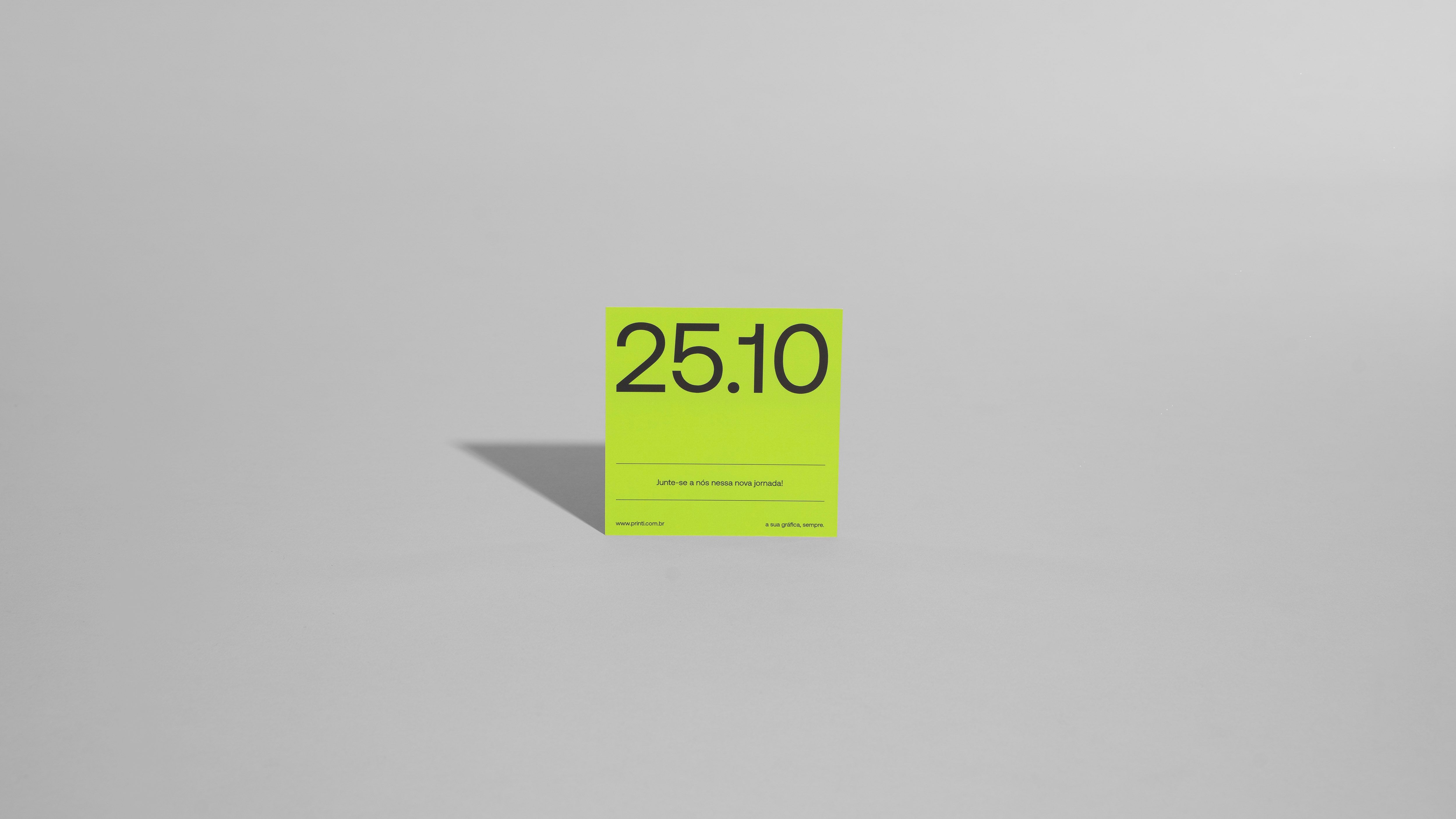 Cartão save the date com data 25.10 impresso em papel quadrado neon verde, com fonte preta em destaque