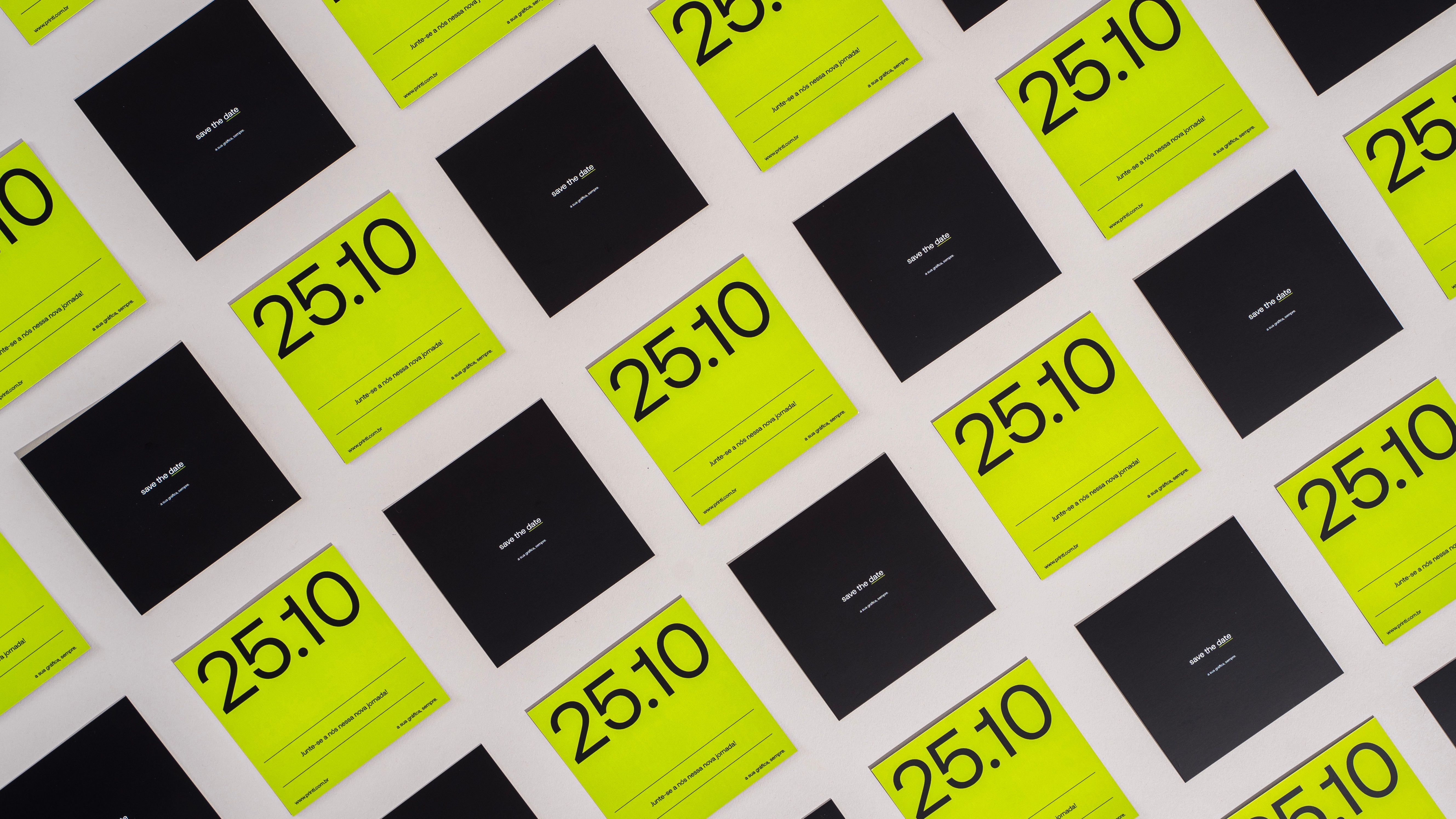 Diversos Cartões save the date com design moderno em verde neon e preto, dispostos em padrão geométrico para destacar a data 25.10 