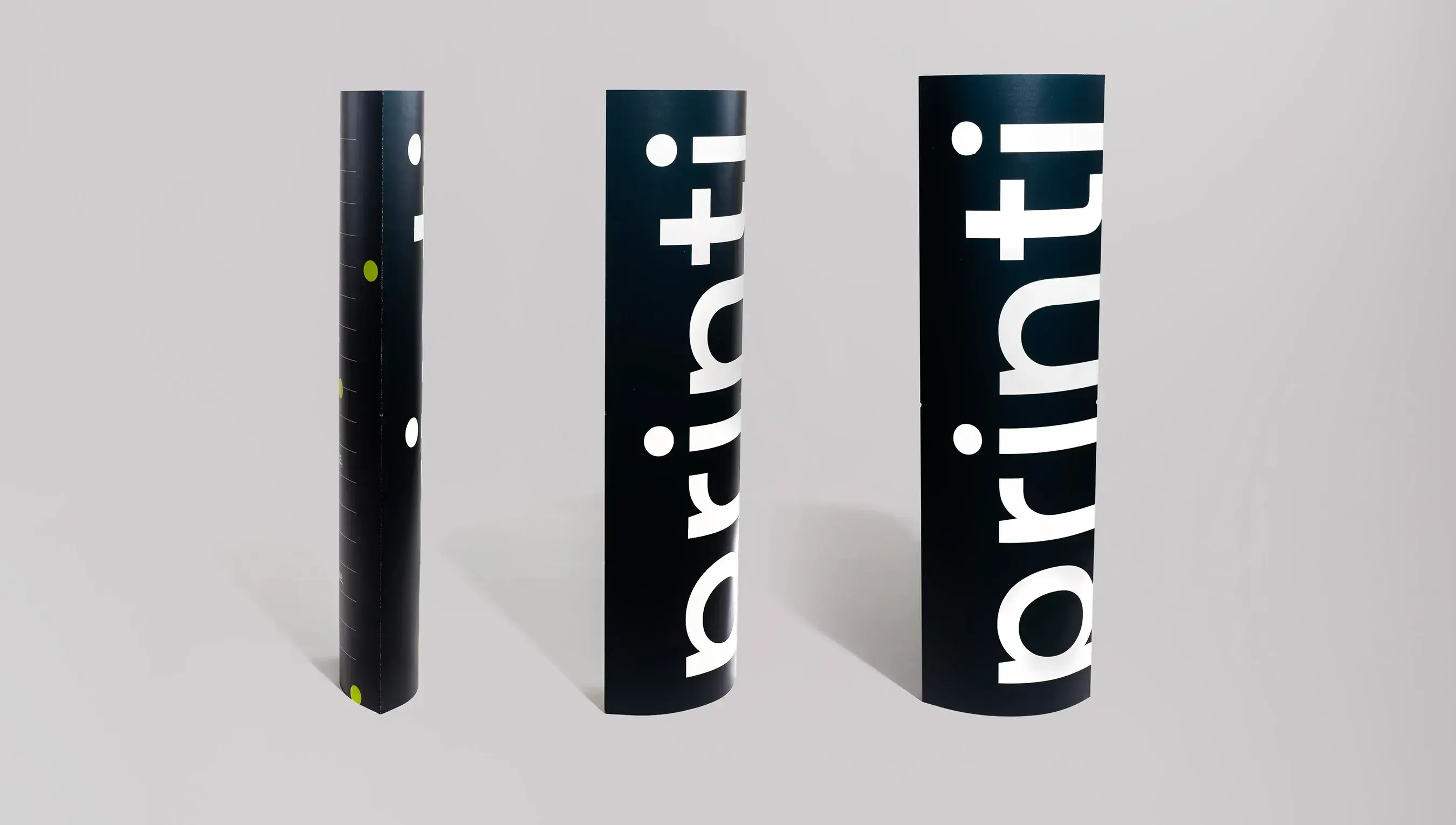 Três totens elíptico impresso com logotipo da Printi