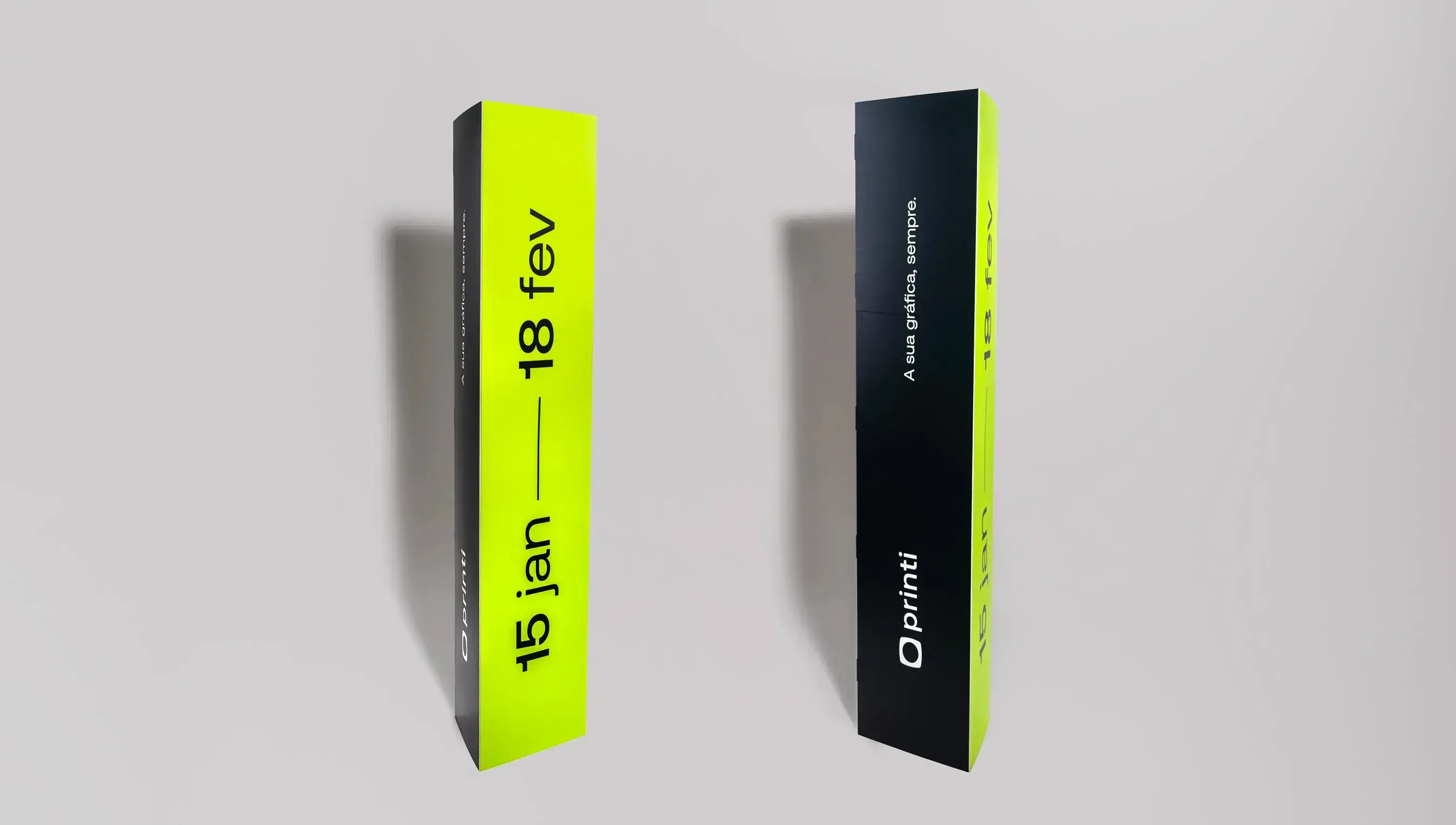 Dois totens triedro personalizado da Printi, um do lado do outro na vertical, mostrando informado de data e mensagem personalizada.