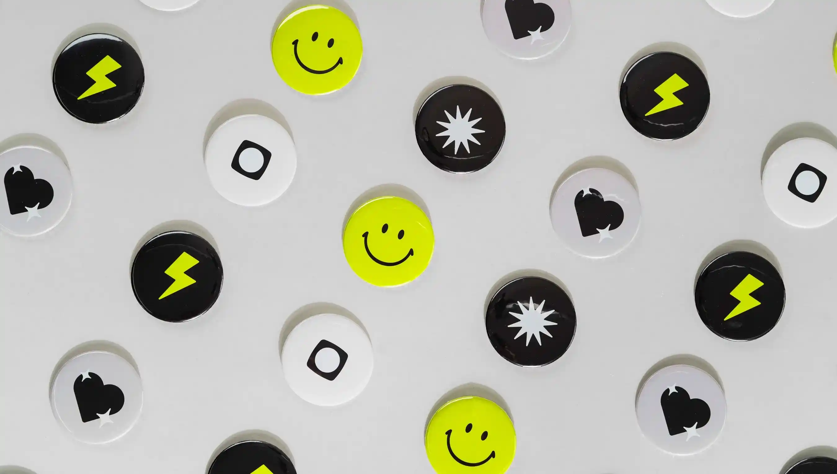 Bottons personalizados com símbolos gráficos em preto, branco e amarelo neon