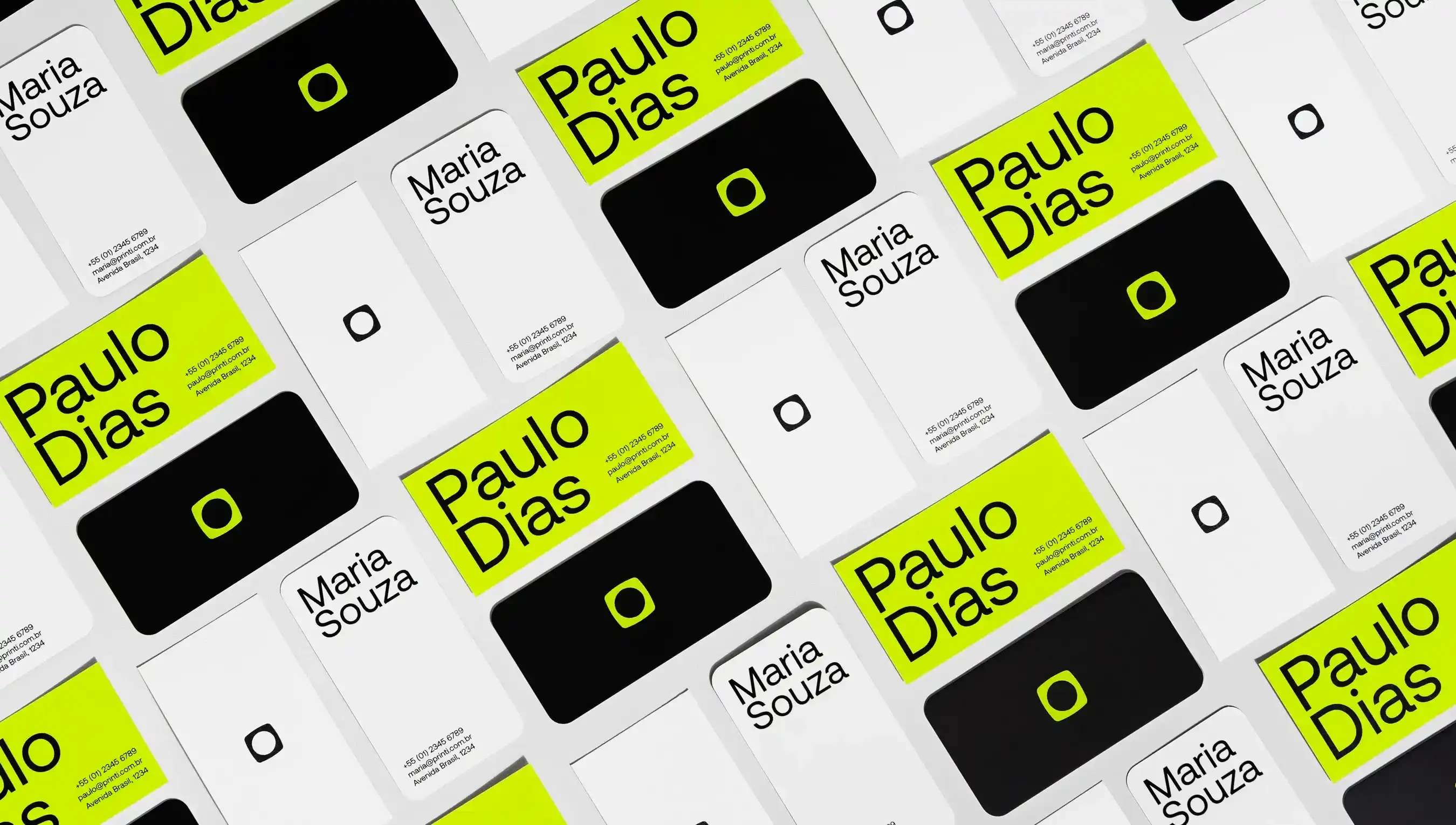 Diversos cartões de visita nas cores branca, preto e verde organizados um do lado do outro com o nome