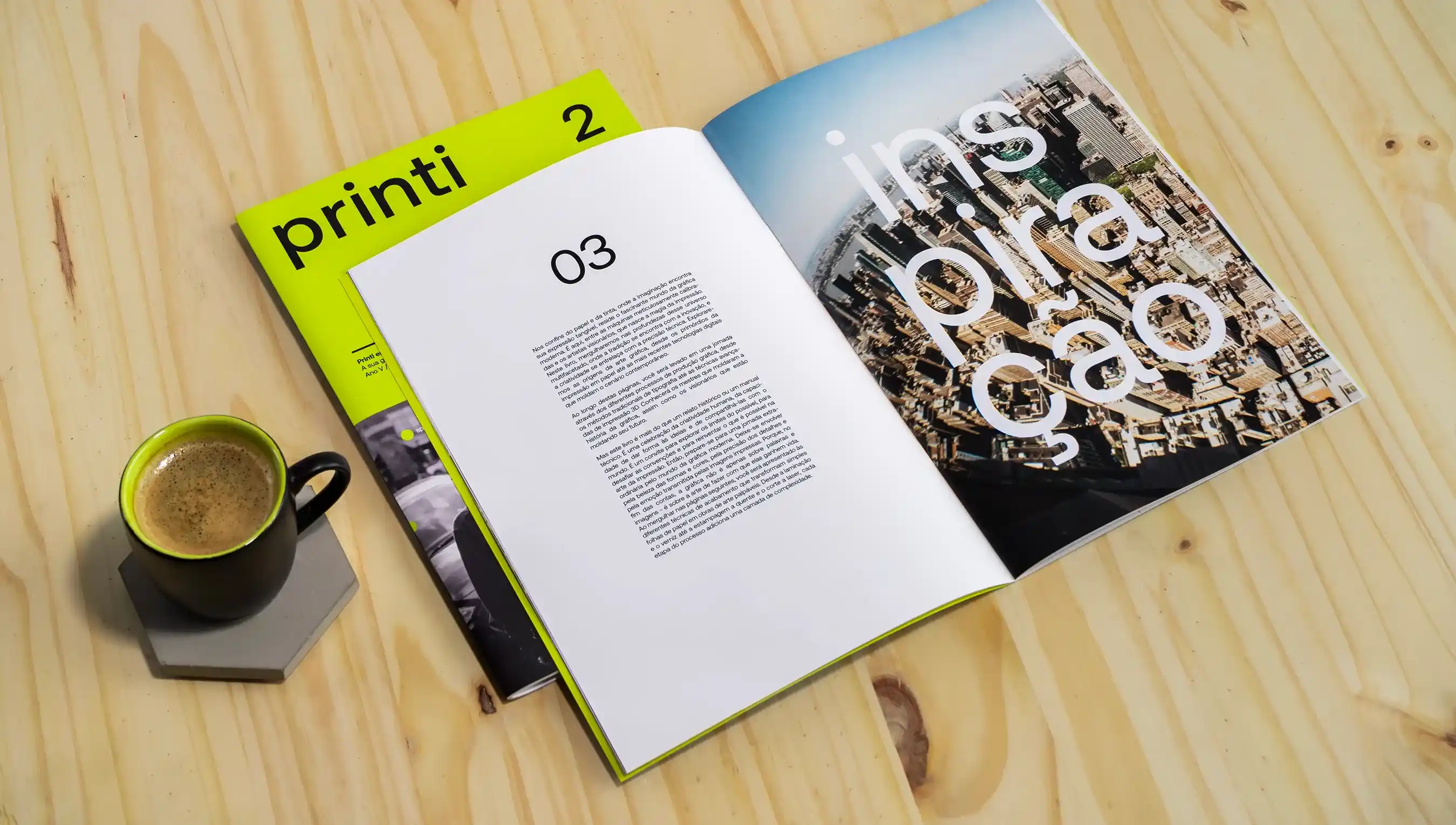 catalogo aberto mostrando do lado esquerdo um texto e do lado direito uma imagem de prédios com a palavra 