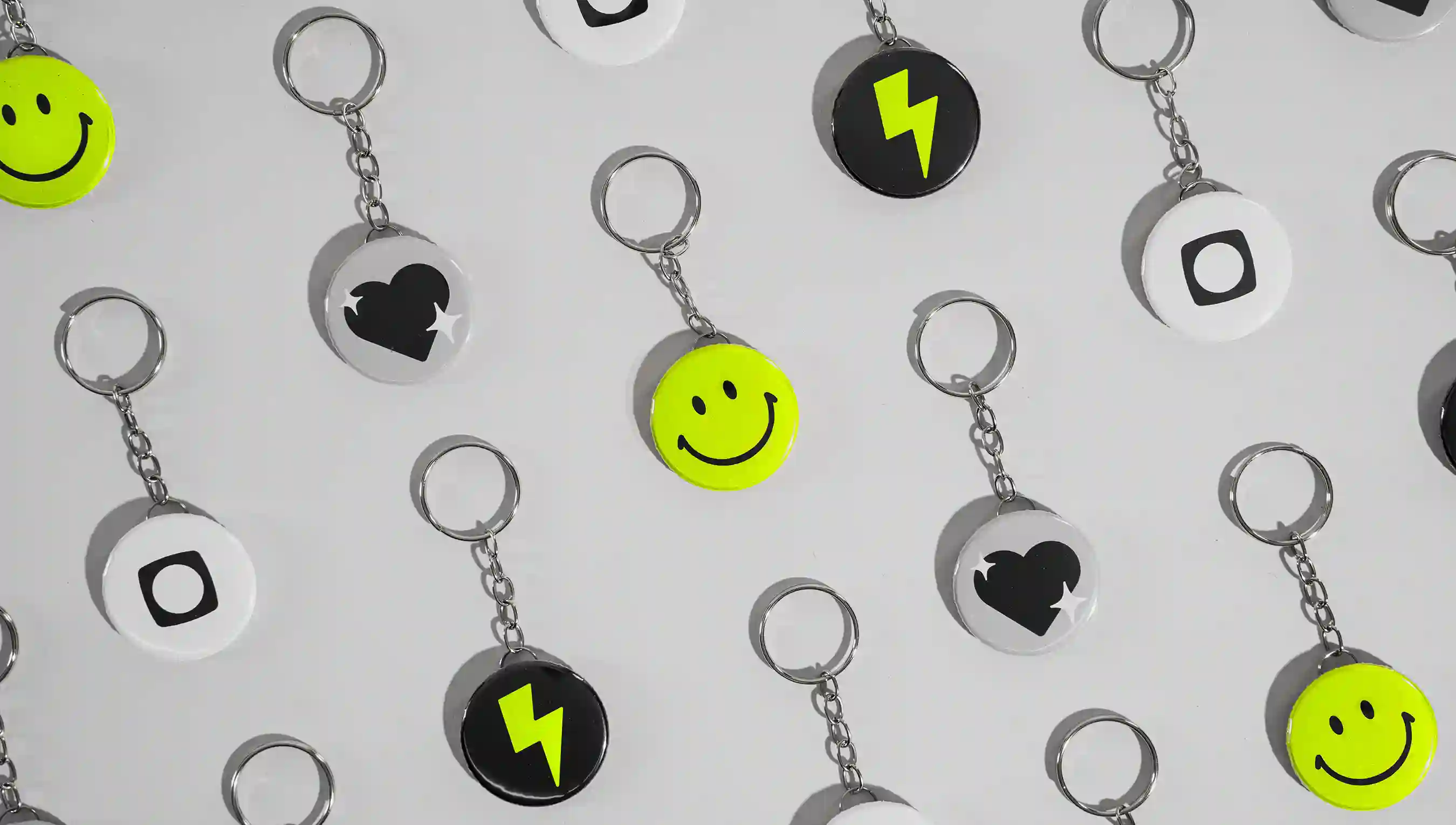 Chaveiros redondos com estampas variadas, incluindo smile, raio e coração