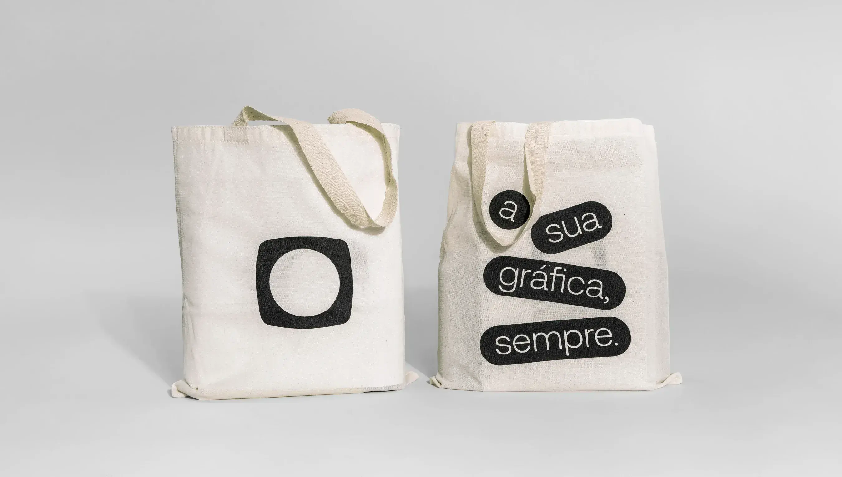 Ecobags personalizadas com estampa institucional da Printi em tecido cru