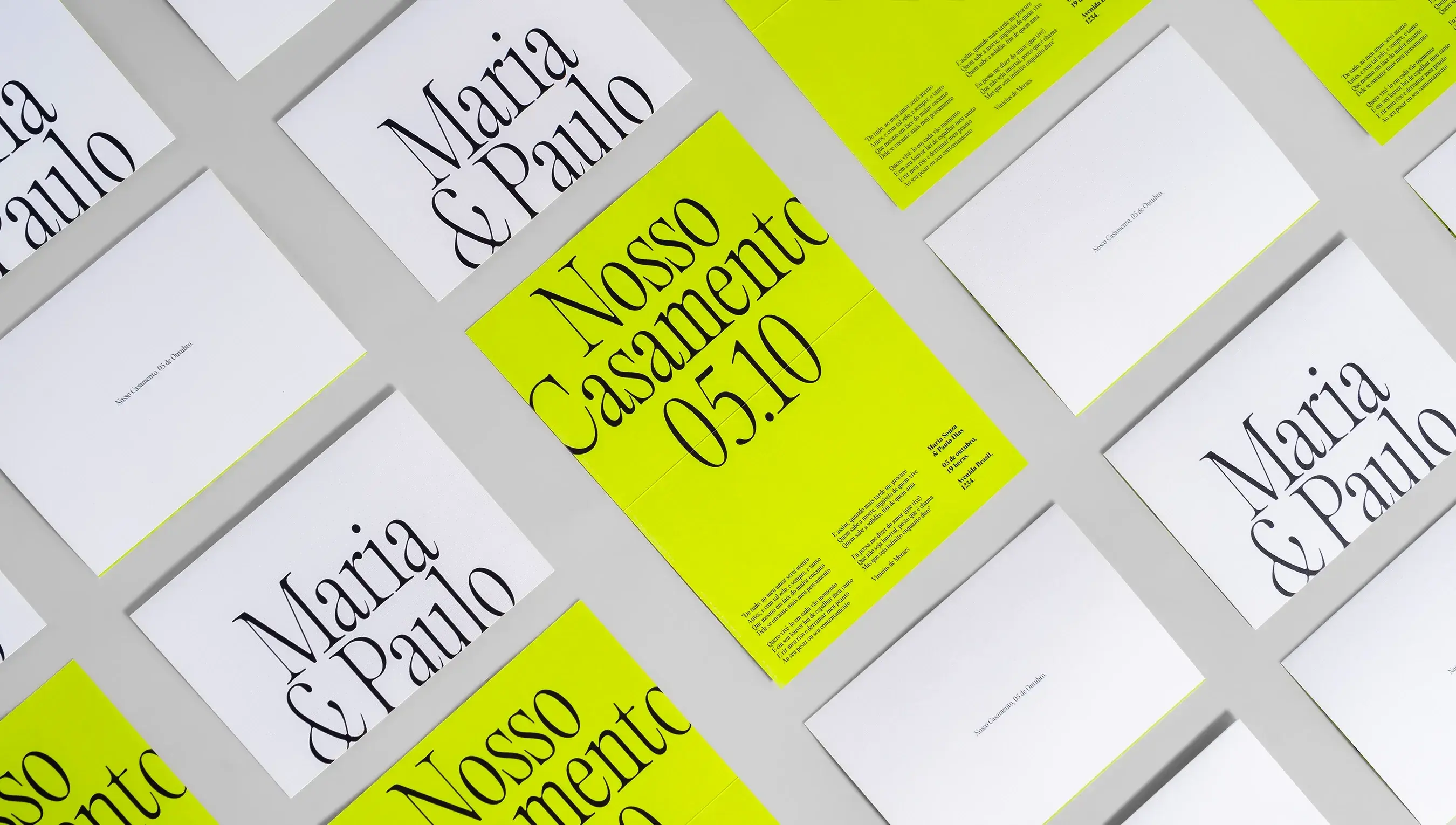 Diversos convite de casamento um ao lado do outro nas cores branco e verde, mostrando a fonte para o convite utilizado