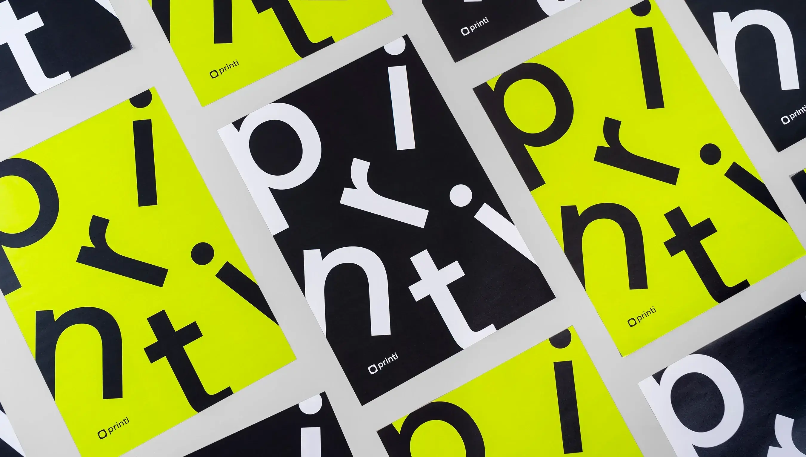 Diversos lambe lambe personalizado nas cores preta e verde, com o nome da printi impresso