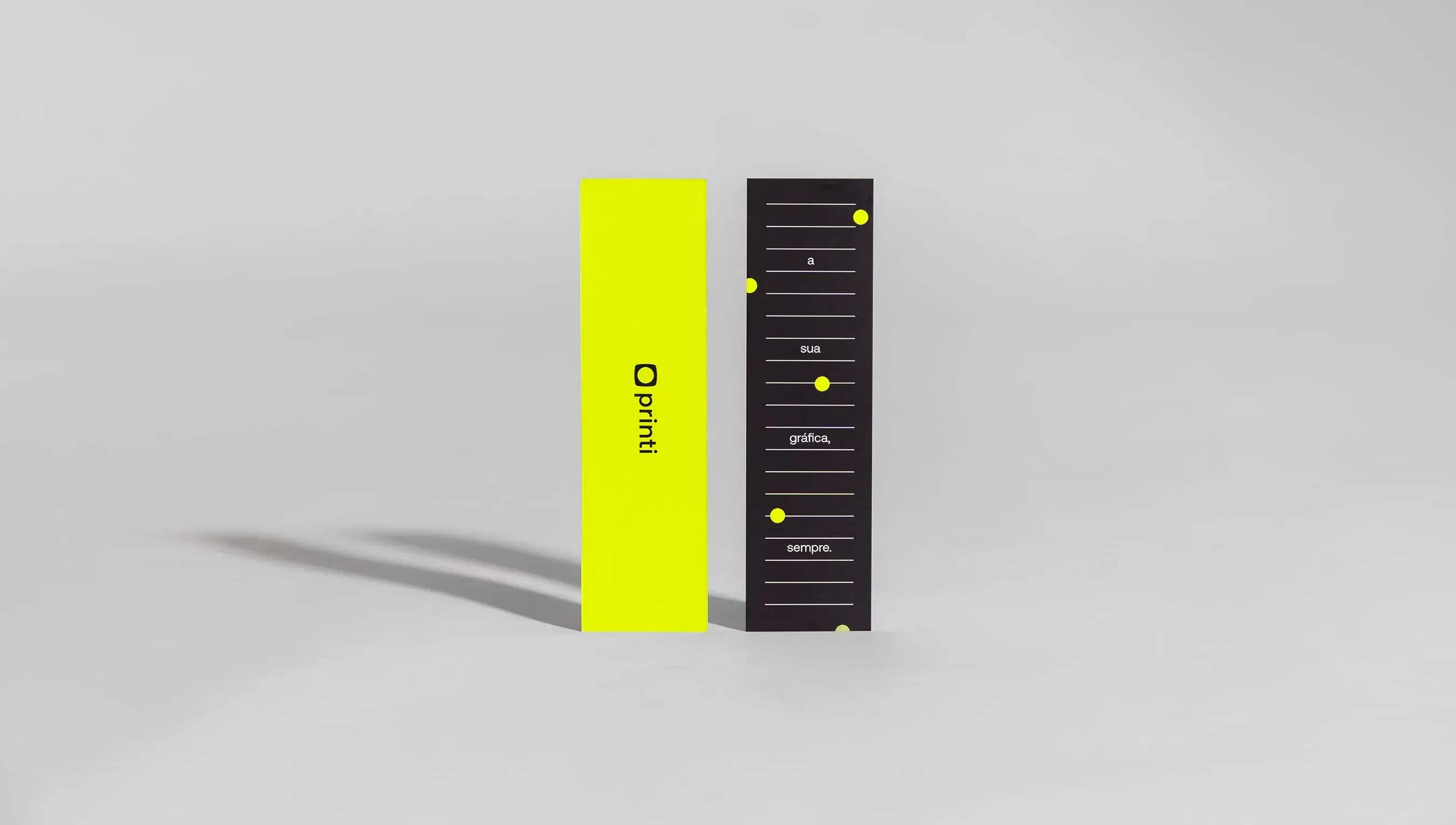 Marca-página personalizado da Printi com design moderno nas cores preto e amarelo