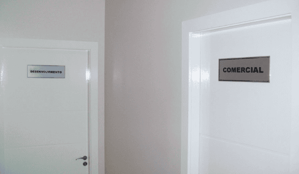 Placa de identificação