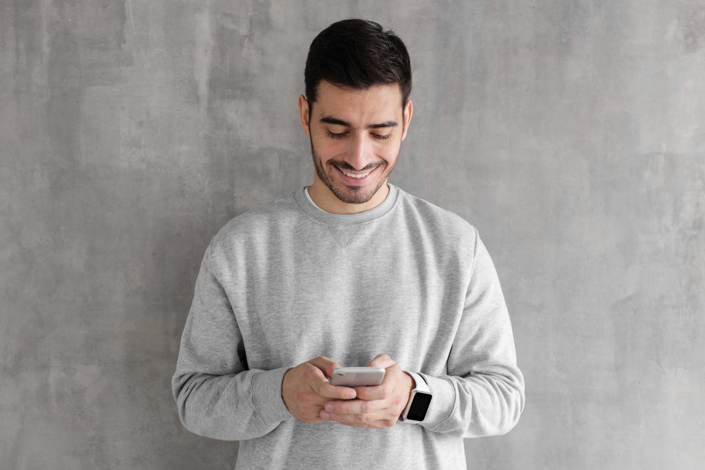 Homem olhando celular